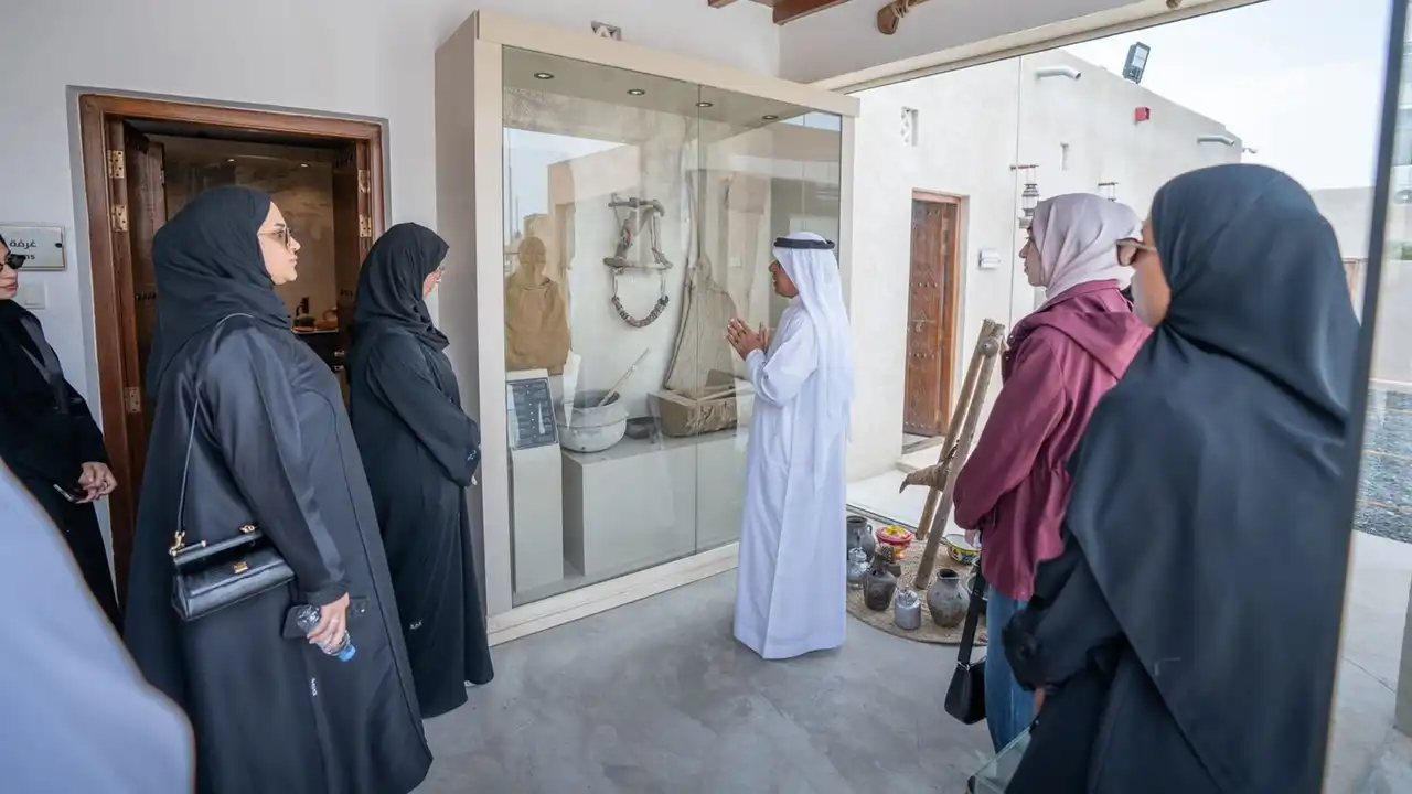 معهد الشارقة للتراث ينظم جولة ميدانية لطلبة الماجستير في مدينة كلباء